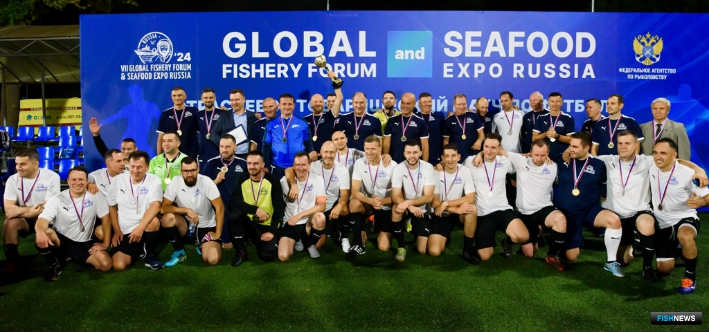В рамках Global Fishery Forum & Seafood Expo Russia в 2024 г. прошел товарищеский матч по футболу: соревновались команда организаторов во главе с руководителем Росрыболовства Ильей ШЕСТАКОВЫМ и команда участников, капитаном которой стал председатель совета директоров медиахолдинга «Фишньюс» Эдуард КЛИМОВ. Фото пресс-службы ESG