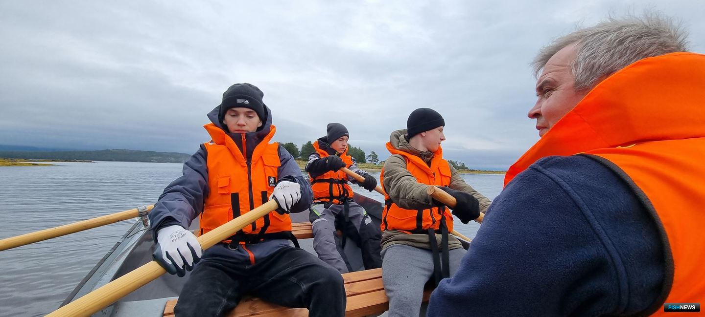 Во время шлюпочной практики школьники закрепили навыки маневрирования и управления лодкой при помощи весел