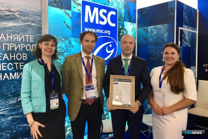Президент Ассоциации добытчиков минтая Алексей БУГЛАК с сертификатом MSC