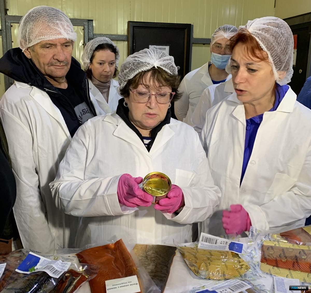 Член Совета Федерации Людмила ТАЛАБАЕВА посетила рыбохозяйственные предприятия Охотского района. Фото Ирины Луцковской