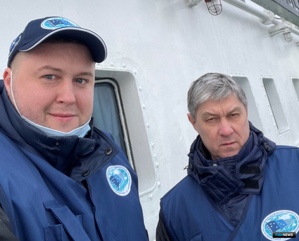 В экспедиции принимают участие сотрудники сектора Мирового океана АЗНИИРХ — ведущий научный сотрудник Дмитрий БИТЮТСКИЙ и главный специалист Сергей УСАЧЕВ. Фото пресс-службы филиала
