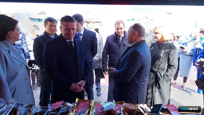 Глава Росрыболовства Илья ШЕСТАКОВ поприветствовал участников фестиваля и ознакомился с ассортиментом ярмарки
