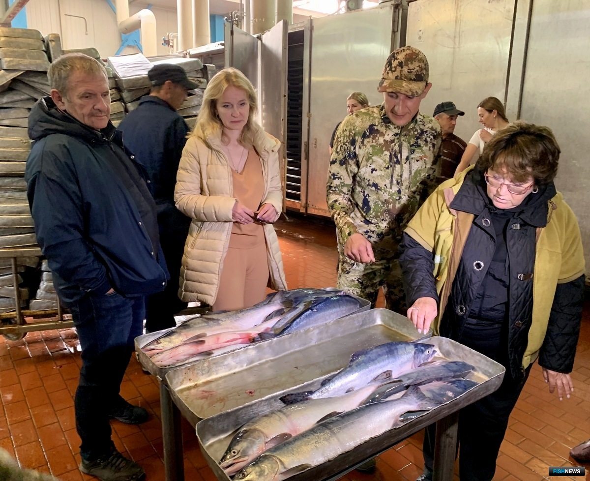 Сенатора сопровождали председатель Хабаровского Крайрыбакколхозсоюза Ольга БУЛКОВА (в центре) и президент Ассоциации рыбохозяйственных предприятий Приморья Георгий МАРТЫНОВ (слева). Фото Ирины Луцковской