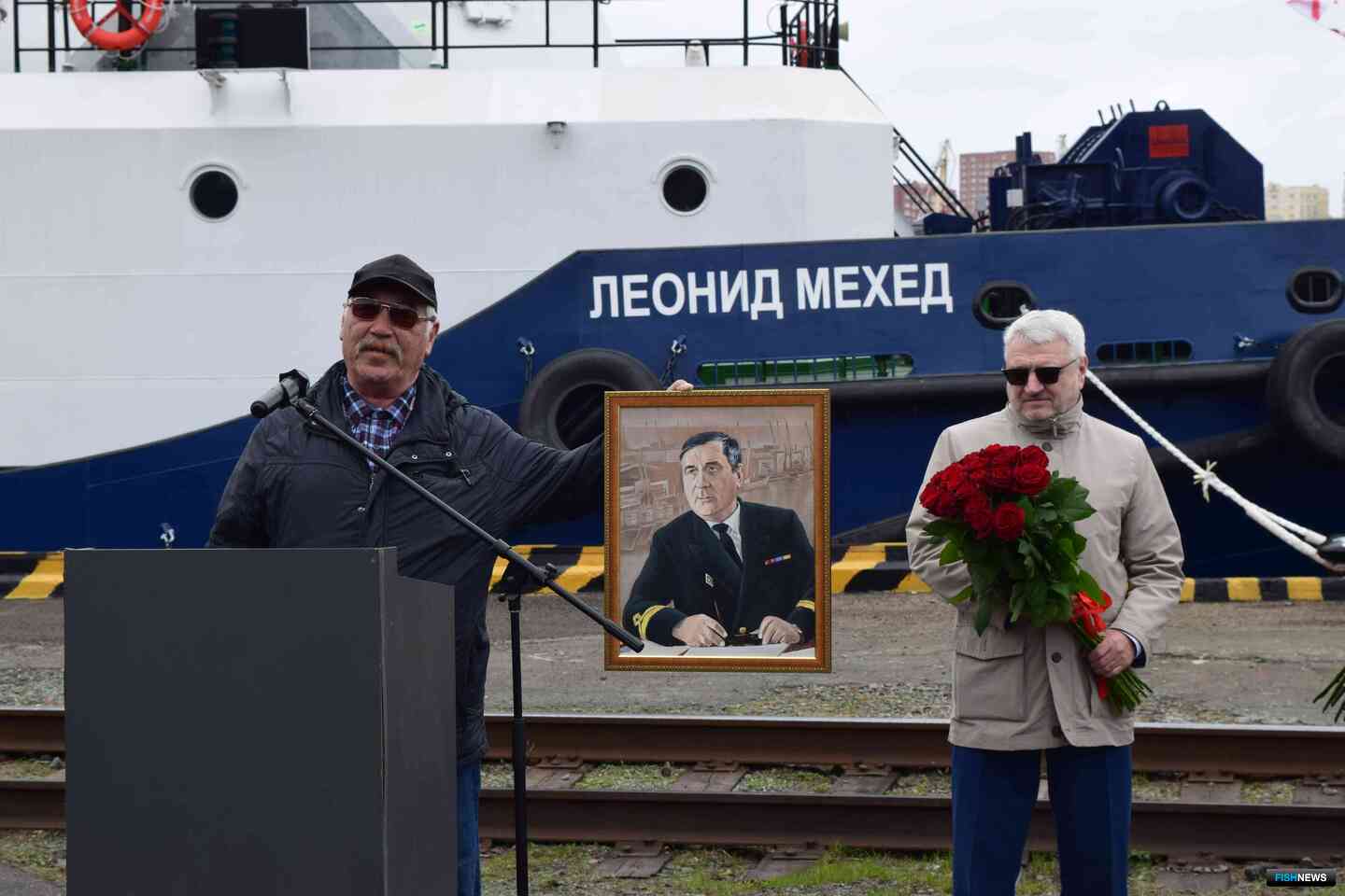 Экипажу буксира передали портрет Леонида МЕХЕДА
