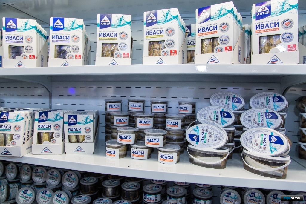 Продукция из сардины-иваси в фирменной сине-белой упаковке «Антея»
