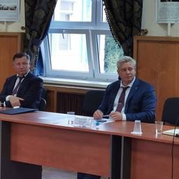 Замруководителя Росрыболовства Петр САВЧУК и руководитель Атлантического филиала Всероссийского НИИ рыбного хозяйства и океанографии Константин БАНДУРИН. Фото пресс-службы АтлантНИРО