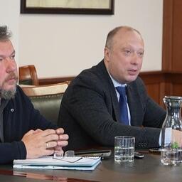 Координатор программы «Дальневосточный минтай» Павел МЕЖЕРИЧЕР и президент Ассоциации добытчиков минтая Алексей БУГЛАК. Фото пресс-службы правительства Камчатки