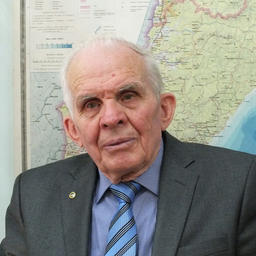 Капитан дальнего плавания, доцент кафедры управления судном Дальрыбвтуза, автор книги о китобойном промысле «Антарктика за кормой» Виктор ЩЕРБАТЮК