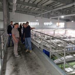 Переработка и промысел получат новые мощности Рыбная отрасль на Курилах остается сферой притяжения инвестиций. За последние годы на островах создано несколько новых заводов по переработке уловов. Это в том числе масштабный перерабатывающий комплекс, который в 2019 году ввела в строй на Шикотане группа компаний «Гидрострой». Расширить возможности приемки и обработки рыбы на островах должны новые мощности. Из 11 проектов по строительству береговых предприятий, отобранных для участия во втором этапе программы «квоты в обмен на инвестиции», три — это предприятия, создаваемые на Курилах. На Итурупе компания «Курильский рыбак» (входит в ГК «Гидрострой») реализует проект по строительству рыбоперерабатывающего завода мощностью до 80 тыс. тонн готовой продукции в год. Предприятие ориентировано на глубокую переработку рыбы. Общий объем инвестиций на реализацию бизнес-инициативы оценивается в 3,7 млрд рублей. Заявленный срок введения завода в эксплуатацию — 2024 год, в результате будет создано до 250 рабочих мест, рассказали корреспонденту «Fishnews Дайджест» в министерстве по рыболовству Сахалинской области. Еще одно предприятие в сфере рыбопереработки компания организует на Шикотане в селе Крабозаводское. Проектная мощность этого завода — 80 тыс. тонн сырья в год. Объем вложений — 1,5 млрд рублей. Ввод предприятия в эксплуатацию запланирован на конец нынешнего года. Новый завод обеспечит региону еще 80 рабочих мест. В число участников второго этапа программы инвестквот вошел и рыбокомбинат «Островной». На Шикотане в селе Малокурильское компания планирует построить завод по выпуску мороженой продукции, в том числе глубокой переработки, из разных видов водных биоресурсов. Инвестиции составят свыше 1,6 млрд рублей, в результате должно быть создано 240 рабочих мест. Также компания продолжает реализацию инвестпроекта по развитию рыбоконсервного производства мощностью более 250 тыс. банок в сутки со складом продукции и вспомогательными площадками. Зарегистрированные на Курилах предприятия выступают и заказчиками строительства нового флота. Так, рыбокомбинат «Островной» в рамках второго этапа программы инвестквот заявился на постройку двух среднетоннажных промысловых судов (после их ввода в эксплуатацию рыбаки получат права на добычу трески и палтусов) и двух транспортных рефрижераторов (здесь государство гарантировало инвестору стимул в виде долей квот на вылов минтая и сельди). «Островной-Краб», по информации министерства, планирует в этом году завершить строительство двух краболовов по итогам первого аукциона, предусматривавшего продажу долей квот на вылов с инвестиционными обязательствами. По результатам аукционных процедур второго этапа, проведенных в 2023 году, компания приняла на себя обязательства по постройке в России еще четырех судов для крабового промысла. В нынешнем году завершается также строительство среднего рыболовного траулера типа РС-800 для Северо-Курильской базы сейнерного флота — проекты в рыбной отрасли Сахалинской области реализуются не только по программе инвестквот. «Сахалинская область находится среди лидеров Азиатско-Тихоокеанского региона по объемам переработки рыбы. И мы стремимся наращивать обороты», — обратил внимание губернатор Сахалинской области Валерий Лимаренко. При этом глава региона отметил и работу по пополнению сырьевой базы промысла. Сахалинская область занимает первое место в стране по объемам искусственного воспроизводства тихоокеанских лососей: выпуски молоди с рыбоводных заводов в естественную среду подбираются к показателю 1,5 млрд экземпляров в год. Всего на островах действует 78 аквакультурных предприятий, занимающихся лососеводством. Из них 26 лососевых рыбоводных заводов работают на Курилах. «Это один завод на острове Парамушир, пять ЛРЗ на Кунашире, и больше всего лососевых рыбоводных предприятий (двадцать ЛРЗ) создано на Итурупе», — рассказали в министерстве по рыболовству. За пять лет планируется построить на Курильских островах еще семь лососевых рыбоводных заводов мощностью до 30 млн экземпляров молоди каждый. На Итурупе предполагается строительство пяти предприятий — на озерах Благодатное, Красивое, Сопочное, Славное и ручье Карий. Это инвестиционные проекты компаний «Континент» и «Курильский рыбак». На Парамушире с инициативой по созданию ЛРЗ выступила компания «Фусса», на Кунашире — «БППР «Айленд Фиш Инвест».  Для островной экономики доработают стимулы Для того чтобы стимулировать вложения в развитие Курильских островов, государство предлагает в этих местах специальные условия предпринимательской деятельности. «Сахалинская область — это не только красивейшая островная территория, но и регион, богатый водными биологическими и сырьевыми ресурсами. Благодаря выгодному географическому положению он активно сотрудничает со странами АТР. В области внедрена комплексная система мер государственной поддержки инвестиционных проектов. Действуют две ТОР, режим свободного порта Владивосток, преференциальный налоговый режим на Курилах, работает механизм «квоты в обмен на инвестиции». В целом на сегодняшний день с учетом всех преференций, природного и ресурсного потенциала это наиболее привлекательный для инвесторов регион Дальнего Востока. С применением мер государственной поддержки в Сахалинской области реализуется 122 инвестиционных проекта с общим объемом инвестиций по соглашениям порядка 364 млрд рублей, из которых 162 млрд уже вложено. Введено в эксплуатацию 39 предприятий, создано более 8 тыс. новых рабочих мест», — привел данные об инвестициях в разные отрасли экономики Юрий Трутнев. С целью поддержки бизнеса в 2017 году была создана территория опережающего развития «Курилы». Одной из ее специализаций является рыбопереработка. Среди резидентов ТОР — рыбокомбинат «Островной» и «Островной-Краб». В 2022 году в Налоговый кодекс России внесли изменения, предусматривающие льготы для инвесторов на Курильских островах. Позднее для бизнеса, вкладывающегося в развитие этих территорий, ввели и преимущества свободной таможенной зоны. По итогам работы в регионе в прошлом году Юрий Трутнев поставил задачу снять ограничения по налоговым льготам для всех юридических лиц, реализующих новые проекты на Курилах (пока предусмотрено, что это могут быть только вновь зарегистрированные организации). Сейчас идет подготовка соответствующих изменений законодательства, расширение возможностей для применения преференций станет дополнительным импульсом для привлечения инвесторов в рыбную отрасль, считают в областном министерстве. На новом совещании обсуждались и другие возможные стимулы инвестиционной активности на Курилах. В частности, распространение режима ТОР в границах особой экономической зоны, созданной на территории Южно-Курильского, Курильского и Северо-Курильского городских округов Сахалинской области. По итогам встречи Юрий Трутнев поручил разработать механизм субсидирования доставки строительных материалов на Курильские острова — по аналогии с механизмом субсидирования каботажных перевозок по Северному морскому пути, рассказали в пресс-службе полпредства. «Наличие подобной субсидируемой регулярной линии для связи Курильских островов с материком может существенно облегчить создание новых проектов для бизнеса. Будем прорабатывать такую возможность в ближайшее время», — цитирует пресс-служба министра по развитию Дальнего Востока и Арктики Алексея Чекункова.  Точкой приложения сил стала марикультура Перспективной нишей для рыбной отрасли Курил в областном министерстве по рыболовству считают марикультуру — это направление для региона сравнительно новое, но темпы его развития уже отмечены на федеральном уровне. Соглашение о поддержке марикультуры на Курильских островах в 2022 году заключили руководство Сахалинской области, Росрыболовства и Корпорации развития Дальнего Востока и Арктики. Привлекательными объектами для выращивания на Курилах называют гребешка, трепанга и морского ежа. Сейчас продолжается процесс распределения рыбоводных участков для марикультуры. С этой целью в Сахалинской области сформировали 21 РВУ, в том числе три участка в акватории Курил. Завершаются строительно-монтажные работы на фермах по выращиванию морского ежа в акватории Южных Курил, в селе Головнино. Инициаторами этих инвестиционных проектов выступают компании «Альбакор» и «Натали». В июле Федеральное агентство по рыболовство объявило аукцион на право заключения договора пользования еще одним участком для марикультуры в районе острова Кунашир. Это РВУ площадью 110 га. Торги планируется проводить в электронном формате 8 августа. До 1 августа открыт сбор заявок на участие в аукционе. «Рыбное хозяйство Курильских островов остается сферой активного развития — и в рыболовстве, и в аквакультуре, и, конечно, в рыбопереработке. Здесь реализуются передовые проекты. Их поддержка находится в зоне как федерального, так и регионального внимания», — прокомментировал министр по рыболовству Сахалинской области Иван Радченко. Маргарита КРЮЧКОВА, газета «Fishnews Дайджест» Июль 2024 г.