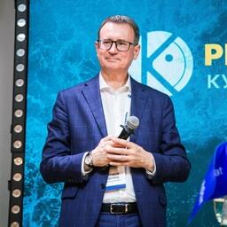 В работе рыбного рынка важна роль каждого звена, подчеркнул сомодератор встречи, председатель совета директоров медиахолдинга «Фишньюс» Эдуард КЛИМОВ