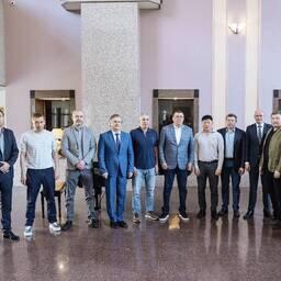 Губернатор Валерий ЛИМАРЕНКО провел встречу с представителями Ассоциации рыбопромышленных предприятий Сахалинской области. Фото пресс-службы правительства региона