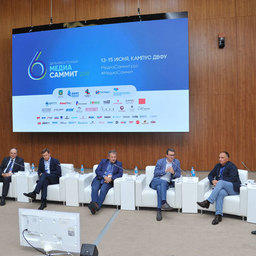 «Информационную войну», которой сопровождалось продвижение закона о крабовых аукционах, проанализировали участники Дальневосточного Медиасаммита во Владивостоке
