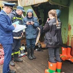 Сотрудники правоохранительных органов на борту горевшего судна. Фото из телеграм-канала Дальневосточной транспортной прокуратуры