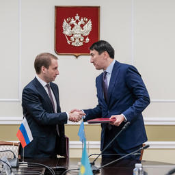 Программы подписали министр природных ресурсов и экологии РФ Александр КОЗЛОВ и министр экологии, геологии и природных ресурсов Республики Казахстан Магзум МИРЗАГАЛИЕВ. Фото пресс-службы Минприроды