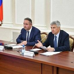 Заместитель министра промышленности и торговли РФ Георгий КАЛАМАНОВ и глава Карелии Артур ПАРФЕНЧИКОВ на заседании рабочей группы Госкомиссии по подготовке к 100-летию республики. Фото пресс-службы регионального правительства