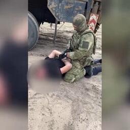 В Самаре спецназ задержал торговца нелегально добытыми раками. Кадр оперативной съемки