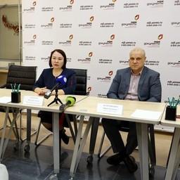 Директор окружного департамента по делам коренных малочисленных народов Севера Инна СОТРУЕВА и директор ГУ ЯНАО «МФЦ» Юрий КУЧЕРЯВЕНКО. Фото Василия Петрова