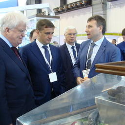 На Seafood Expo Global / Seafood Processing Global 2018 стенд Южно-Курильского рыбокомбината посетил руководитель Росрыболовства Илья ШЕСТАКОВ в сопровождении посла России в Бельгии Александра ТОКОВИНИНА и постоянного представителя РФ при ЕС Владимира ЧИЖОВА