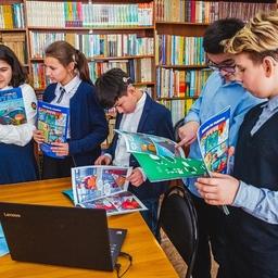 За победу в конкурсе «Веселая ларга» ребята получили от Русской рыбопромышленной компании книгу комиксов о минтая. Фото пресс-службы РРПК