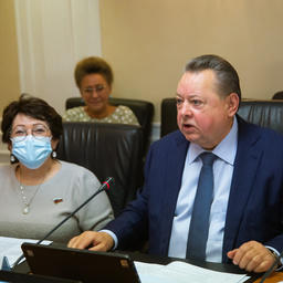 Сенатор от Приморья Людмила ТАЛАБАЕВА предложила участникам отрасли "договориться на берегу", а ее камчатский коллега Борис НЕВЗОРОВ уверен, что рынок должен сам решать, что ему нужнее - сырье, полуфабрикат или продукция глубокой переработки