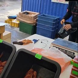 Продукция сбывалась на рынках Углегорска и Южно-Сахалинска. Кадр оперативной съемки