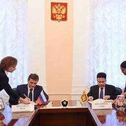 Заместитель министра сельского хозяйства РФ – руководитель Росрыболовства Илья ШЕСТАКОВ и посол Шри-Ланки в России Саман ВИРАСИНГХЕ подписали межправительственное соглашение о сотрудничестве в области рыболовства. Фото пресс-службы ФАР