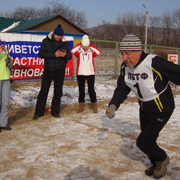 С эстафетной палочкой стартует чемпион зимних соревнований Анатолий ВАСИЛЕНКО (ПБТФ)