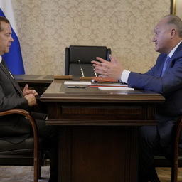 Премьер-министр Дмитрий МЕДВЕДЕВ провел двустороннюю встречу с губернатором Камчатского края Владимиром ИЛЮХИНЫМ. Фото пресс-службы правительства региона