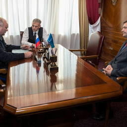 Губернатор Сахалинской области Александр Хорошавин провел рабочую встречу с начальником погрануправления ФСБ России Сергеем Кудряшовым. Фото пресс-службы регионального правительства.