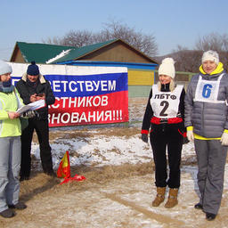 Четкий хронометраж забегов обеспечивает Яна КУДРЯВЦЕВА (слева) и Павел ПЕНЬКОВСКИЙ. Старт на личное первенство Натальи СЕМЁНОВОЙ (ПБТФ) и Маргариты ГРАНДОВСКОЙ (Приморская краевая организация профсоюза рыбаков)