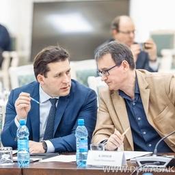Уполномоченный по защите прав предпринимателей в Сахалинской области Андрей КОВАЛЕНКО и  член Общественного совета при Росрыболовстве Эдуард КЛИМОВ. Фото пресс-службы регионального парламента