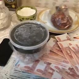 В ходе обысков изъяты икра и деньги. Кадр оперативной съемки