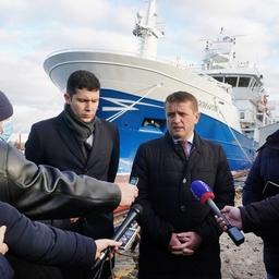 На торжественной церемонии передачи судна глава Росрыболовства Илья ШЕСТАКОВ ответил на вопросы журналистов. Фото пресс-службы ведомства