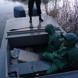 После преследования правоохранители задержали лодку с двумя местными жителями и незаконным уловом. Фото пресс-службы Пограничного управления ФСБ России по Республике Калмыкия и Астраханской области