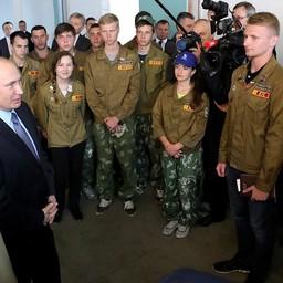 Глава государства Владимир Путин пообщался с участниками строительного отряда. Фото пресс-службы президента