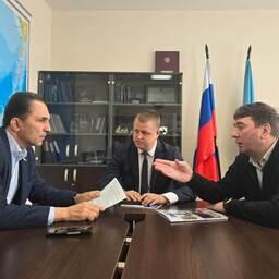 Сенатор от Сахалинской области Андрей ХАПОЧКИН, министр по рыболовству региона Иван РАДЧЕНКО и депутат областной думы Максим КОЗЛОВ обсудили важный для отрасли вопрос. Фото предоставлено Ассоциацией рыбопромышленных предприятий Сахалинской области