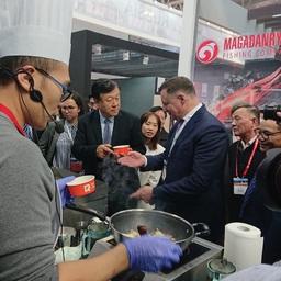 На стенде «Русской рыбопромышленной компании» для ЮЙ Канчжэня и Петра САВЧУКА организовали дегустацию минтая, приготовленного по специальному рецепту