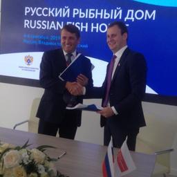Руководитель Росрыболовства Илья ШЕСТАКОВ и генеральный директор «Русской рыбопромышленной компании» Федор КИРСАНОВ. В первый день форума ведомство и РРПК заключили договоры на доли инвестквот