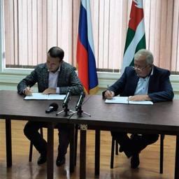Делегации возглавили руководитель Азово-Черноморского территориального управления Росрыболовства Игорь РУЛЕВ и заместитель министра сельского хозяйства Абхазии Артуш САРИБЕКЯН. Фото пресс-службы теруправления