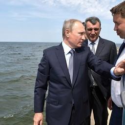 Глава государства Владимир ПУТИН на церемонии выпуска в Байкал молоди омуля в 2017 г. Фото пресс-службы президента