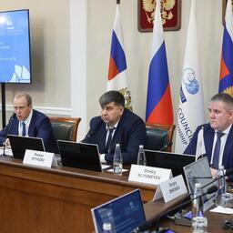 Заместитель руководителя Росрыболовства Василий СОКОЛОВ, председатель Дальневосточного союза предприятий марикультуры Роман ВИТЯЗЕВ, и директор департамента развития рыбохозяйственного комплекса КРДВ Дмитрий КЛЮНЕЕВ. Фото Николая Гернета, фотобанк фонда «Росконгресс»