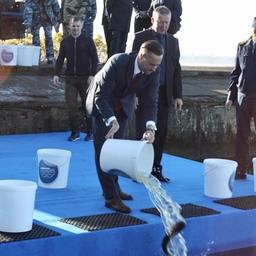 Директор ГосНИОРХ Денис БЕЛЯЕВ выпустил в Сестрорецкий разлив гибрида белого и пестрого толстолобиков. Фото пресс-службы института