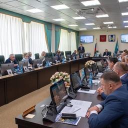 Губернатор Валерий ЛИМАРЕНКО выступил перед депутатами областного парламента с отчетом. Фото пресс-службы правительства Сахалинской области