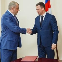 В должности руководителя Амурского теруправления Дениса КРЫЛОВА представил замглавы Росрыболовства Михаил ИВАНИК. Фото пресс-службы Федерального агентства по рыболовству