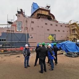 Делегация Совфеда и рыбопромышленников посетила Выборгский судостроительный завод. Фото пресс-службы предприятия