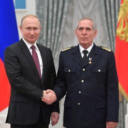 Звание Героя Труда получил руководитель направления промвооружения и такелажа компании «Южморрыбфлот» Сергей АНТОНОВ. Фото пресс-службы президента РФ