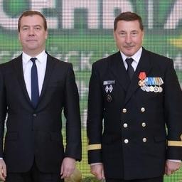 Председатель Правительства Дмитрий Медведев вручил орден Александра Невского капитану парусников «Паллада» и «Седов» Николаю Зорченко. Фото центра общественных связей Росрыболовства