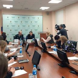На вопросы журналистов ответили начальник ДВТУ Юрий ЛАДЫГИН и замруководителя ФТС Владимир ИВИН