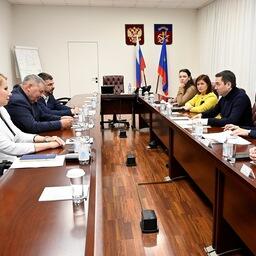 Перспективы подготовки кадров для рыбной промышленности президент группы компаний «Антей» Иван МИХНОВ обсудил с губернатором Мурманской области Андреем ЧИБИСОМ. Фото пресс-службы правительства региона 