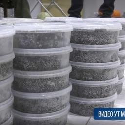 Всего в руки правоохранителей попало почти 35 кг черной икры. Кадр оперативной съемки